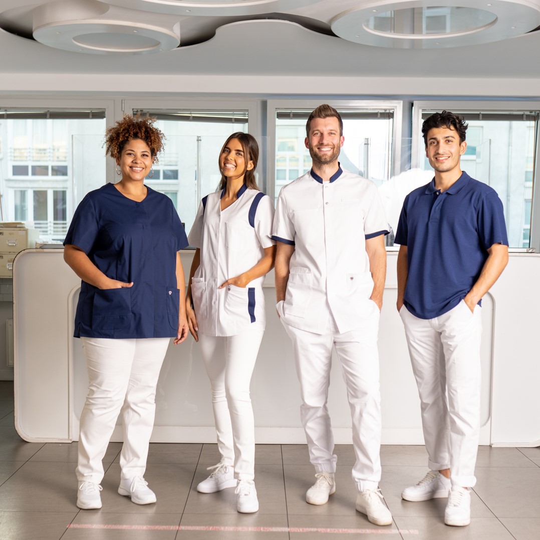 The medical practice team wears suitable work clothing.